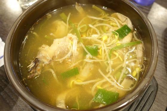 아구수육을 먹다가 접시 바닥에 조금만 남으니 주인 아주머니가 가지고 가더니 국물 더 부어 뚝배기에 따끈하게 데워다 줬다. 아구탕 한 그릇을 새로 받는 기분이다.