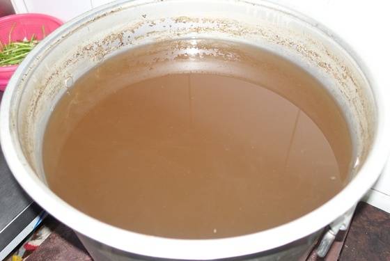 ‘홍탁아구찜’의 아구 수육·찜·전골·탕을 만들 때 두루 사용하는 밑국물은 무·대파·양파·솔치(청어 새끼)·된장·간장을 넣고 15분 정도 끓인 다음 다시마 넣고 15분을 더 끓여 체로 걸렀다.