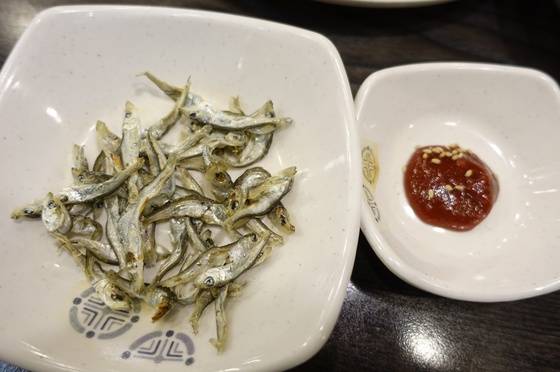 맛보기로 내준 솔치(말린 청어새끼)와 고추장. 솔치는 멸치보다 짜지 않고 맛이 더 고소하다. 안주로도 손색없다.