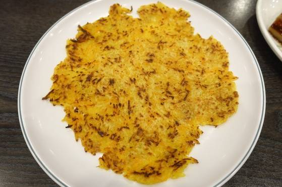 ‘홍박아구찜’에서 음식을 주문하면 20분쯤 기다려야 본 요리가 나온다. 기다리는 동안 먹게 내주는 호박전. 늙은 호박을 가늘게 채 쳐서 부친다. 가을이면 수십 통의 늙은 호박을 구해서 창고에 저장해 둔다.