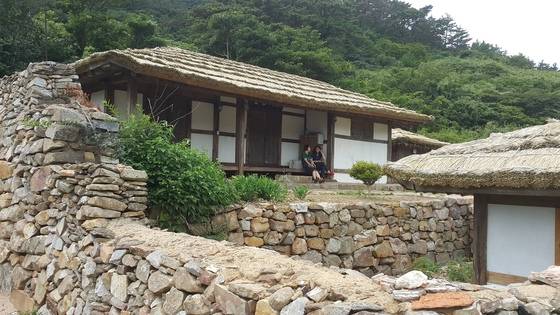 손암 정약전이 유배 중 『자산어보』를 저술하고 제자들을 가르친 전남 신안군 흑산면 사리의 '사촌서당'. [중앙포토]