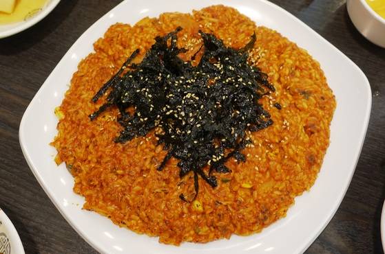 아구찜을 먹고 남은 양념에 볶은 밥. 이걸 별도 메뉴로 팔아도 좋겠다 싶을 만큼 맛이 좋다. 배가 부르다고 하면서도 끝까지 먹게 된다.