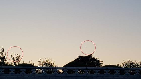 16일 오후 5시20분 경, 청와대 상공에서 촬영된 비행물체의 궤적. 청와대 경호처는 "해당 시간대에 신고된 비행체는 없다"고 밝혔다. 강태화 기자