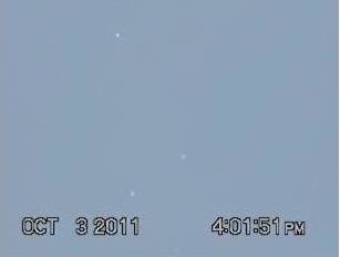'한국UFO조사분석센터’에 실린 2011년 서울상공에서 촬영된 UFO 추정 동영상 캡처.