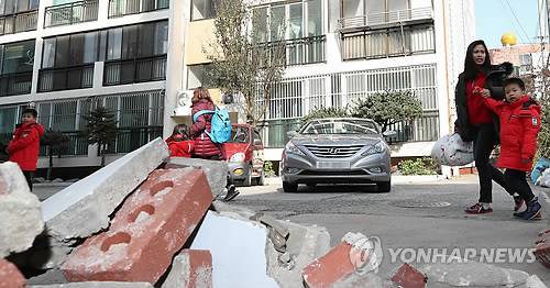 낯선 집 앞 풍경 (포항=연합뉴스) 김도훈 기자 = 포항 지진 발생 사흘째인 17일 오전 로사리에씨 가족과 친구들이 포항시 북구 흥해실내체육관 대피소를 떠나 자신의 집인 대성 아파트로 향하고 있다.   대성아파트는 D,E,F 동은 붕괴 위험으로 출입이 통제돼 있지만 A,B,C 동은 생활하고 있는 주민들이 여전히 있다. 2017.11.17