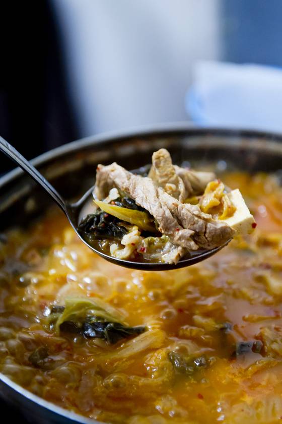 '광화문집' 김치찌개는 돼지고기 목살의 담백한 맛과 푹 익은 김치의 시큼한 맛이 잘 어우러져 있다. 김경록 기자