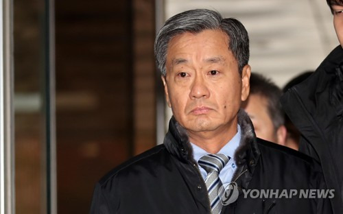입 굳게 다문 이종명 전 국정원 차장 (서울=연합뉴스) 김인철 기자 = 이명박 정부 시절 국가정보원의 '댓글 공작'을 주도한 실무책임자인 이종명 전 국정원 3차장이 17일 오전 서초구 서울중앙지방법원에서 열린 구속 전 피의자 심문(영장실질심사)에 출석하기 위해 법정으로 향하고 있다. 2017.11.17  yatoya@yna.co.kr  (끝)