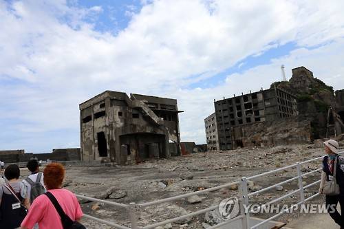 군함도 견학하는 방문자들 [연합뉴스 자료사진]