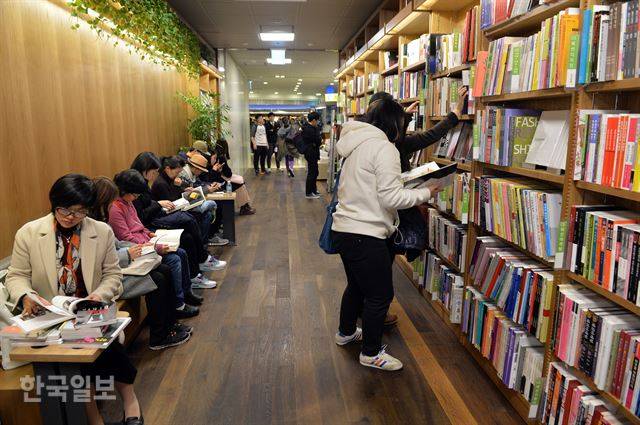 서울 종로구 교보문고 광화문점을 찾은 독자들이 책을 고르고 있다. 모바일 시대를 맞아 서점에 가서 책을 고르는 대신, 앱을 이용해 적당한 책을 추천 받는 서비스들이 줄을 잇고 있다. 한국일보 자료사진