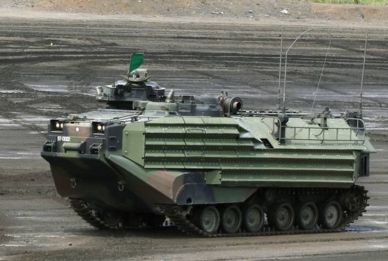 지난 8월 27일 시즈오카현 고텐바시 소재 히가시후지 연습장에서 열린 일본 육상자위대의 연례 사격 훈련 '후지종합화력연습'에서 자위대가 올해 도입을 시작한 수륙양용차(AAV)가 질주하고 있다. [연합뉴스]