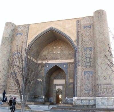 비비하눔 사원 정면.