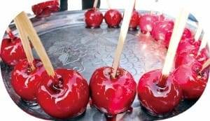 빨간 설탕물을 바른 사과.