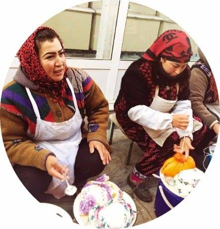 양동이와 보자기에 치즈를 담아 파는 여인들.