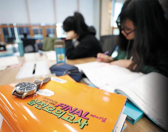 지난 15일 포항에서 발생한 지진으로 인해 대학수학능력시험(수능)이 연기되면서 수험생들은 오늘 두 번째 수능 D-3일을 맞았다. 전문가들은 “컨디션을 잘 유지하며 남은 기간을 취약점을 보강하는 기회로 삼아라”고 조언한다. 사진은 수능 연기 발표 다음 날인 16일 오전 강원 춘천시립도서관에서 공부 중인 고 3 수험생 모습./연합뉴스