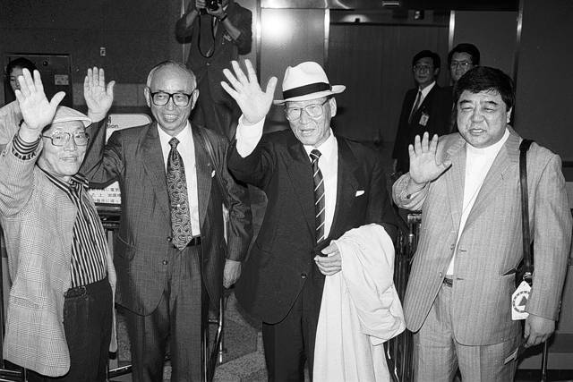 故정주영 현대그룹 명예회장이 대규모 민간 사절단을 이끌고 1991년 7월 19일 중국으로 떠나기 앞서 김포공항에서 출국 인사를 하고 있다. /조선DB