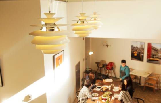 조명이 공간의 주인공이 되고 있다. 천장에서 길게 떨어지는 펜던트 조명이 특히 인기다. 덴마크 브랜드 루이스폴센의 스노우볼 조명으로 인테리어를 완성한 서울 청담동 '앤더슨 C' 카페. 송현호 인턴기자