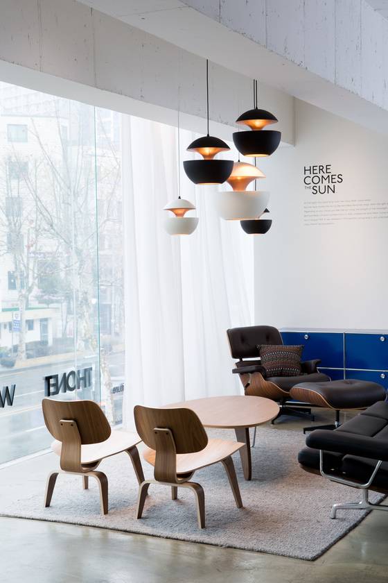 가정에선 식탁, 혹은 거실 테이블 위에 설치하기 좋다. 여러 개를 겹쳐 연출하는 경우도 많다. 프랑스의 조명회사 DCW의 히어컴스더선 조명.[사진 스페이스로직]