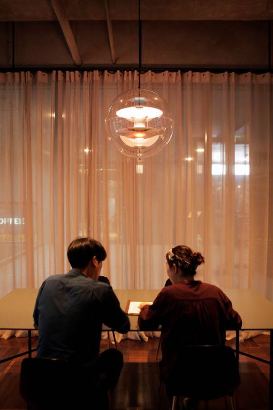 심플한 공간에 독특한 조명 하나로 제대로 포인트를 줬다. 불을 밝히면 공간에 표정이 생긴다. 한남동 레스토랑 '다츠'. 송현호 인턴기자