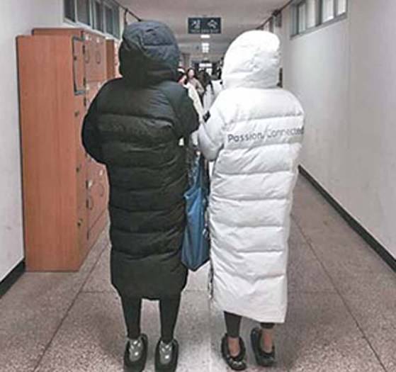 평창 롱패딩을 입은 모습. [사진 온라인 커뮤니티]