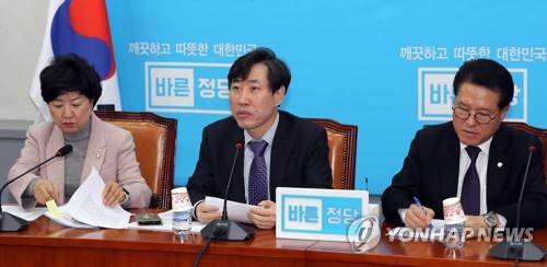 모두발언하는 하태경 최고위원 (서울=연합뉴스) 최재구 기자 = 바른정당 하태경 최고위원이 20일 국회에서 열린 최고위원회의에서 모두발언을 하고 있다.  2017.11.20      jjaeck9@yna.co.kr