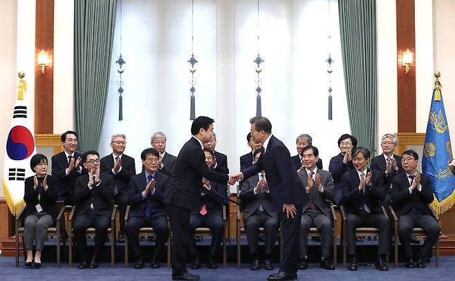 문재인 대통령이 21일 청와대에서 홍종학 중소벤처기업부 장관 후보자에 임명장을 수여하고 있다. <출처:청와대>