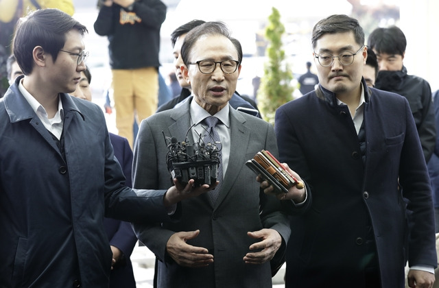 이명박 전 대통령이 11월12일 바레인으로 출국 하기에 앞서 인천국제공항에서 기자들에게 검찰 수사에 대한 입장을 밝히고 있다. 이 전 대통령은 검찰의 국정원 관련 수사를 “정치보복”이라고 주장했다. 한겨레 김명진 기자