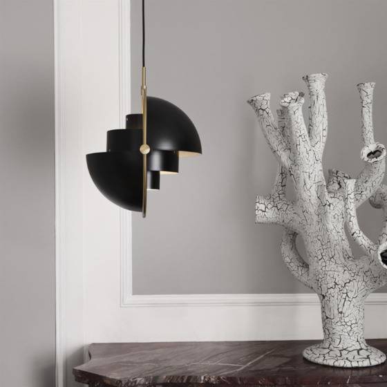 공중에 매달린 ‘조각’ 같은 디자인으로 인기를 끄는 덴마크 브랜드 구비의 멀티라이트 펜던트 램프. [사진 구비]