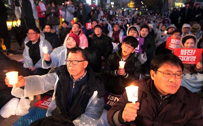 ▲ 지난 17일 서울 광화문 프레스센터 앞에서 열린 '돌리고' 집회에서 300여명의 시민들이 전국언론노조 KBS본부·MBC본부 조합원들과 함께 고대영 KBS 사장 퇴진과 공영방송 정상화를 위해 목소리를 높였다. 사진=언론노보 이기범 기자