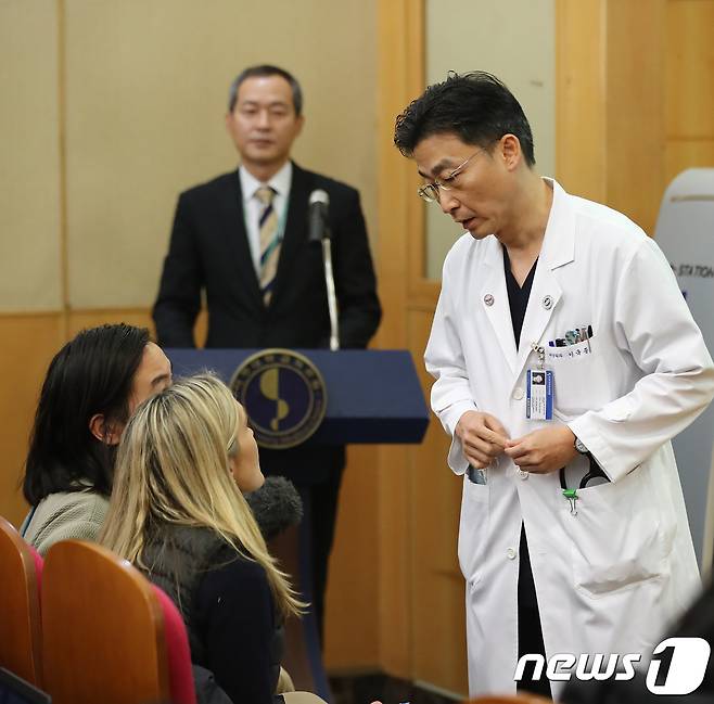 이국종 아주대학교병원 경기남부권역외상센터 센터장이 22일 오전 경기도 수원시 아주대학교병원 내 아주홀에서 판문점 공동경비구역(JSA) 지역으로 귀순하다 북한군의 총격으로 부상을 입고 헬기로 긴급 후송된 북한 병사의 회복 상태를 설명 중 외신기자(CNN)에게 질문을 하고 있다. 2017.11.22/뉴스1 © News1 오장환 기자