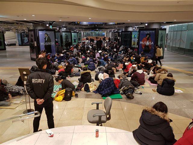 22일 새벽 롯데백화점 잠실점 에비뉴엘 지하 입구 앞에 '평창 롱패딩'을 사려는 사람들이 대기하고 있다. 21일 오후부터 시작된 대기열은 백화점 개장을 9시간30분 앞둔 새벽 1시쯤 이미 500명을 넘어섰다. 이서희 기자