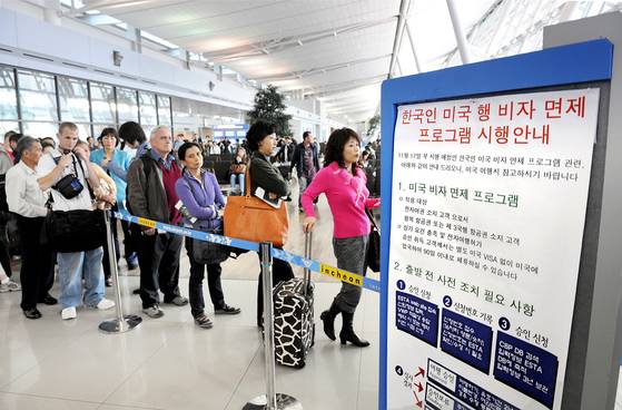 2008년 미국 비자면제 시행 첫날 인천국제공항에서 대한항공 서울발 애틀랜타행 승객들이 미국 비자 면제 프로그램을 알리는 안내문 앞에서 탑승 절차를 밟고 있다.[중앙포토]