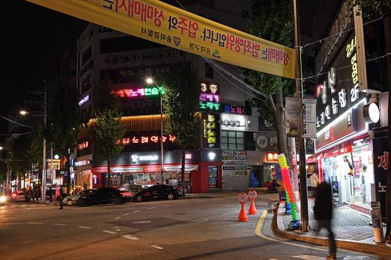 송파구 가락동. 유흥 업소 집결지에 성매매가 범죄임을 알리는 현수막이 곳곳에 붙어있다. [사진 송파구]