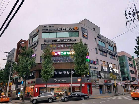 폭과 너비 등 규격을 지키지 않은 노려연습장 간판들이 걸려 있던 과거의 모습. [사진 송파구]