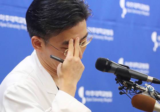 22일 오후 경기도 수원시 아주대학교병원에서 이국종 교수가 총상을 입은 채 귀순한 북한군 병사의 회복 상태 등을 설명하다 생각에 잠겨 있다. [연합뉴스]