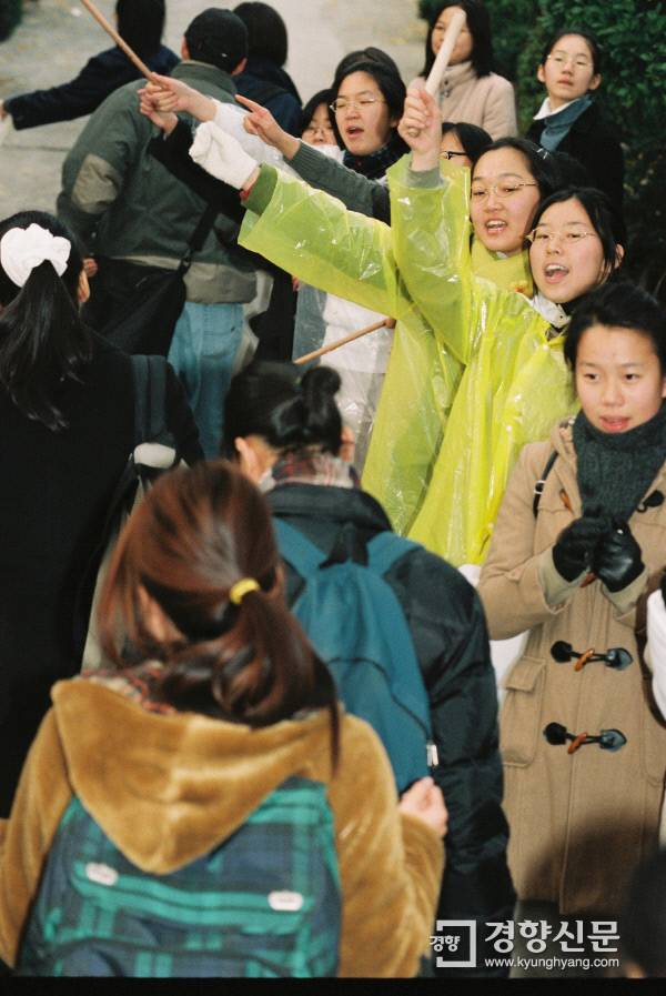 1999년 11월 17일 2000학년도 대학수학능력시험 고사장 주변 풍경. 김정근 기자