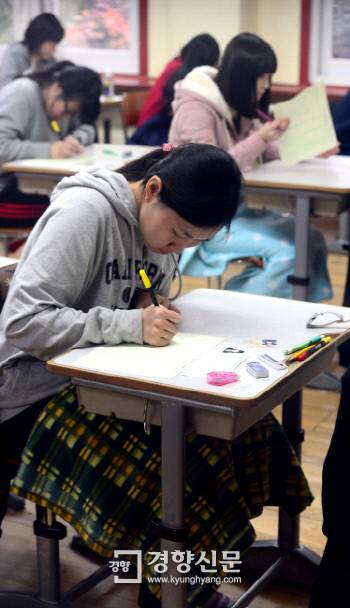 2013학년도 대입수학능력시험이 치러진 2012년 11월 8일 서울 종로구 풍문여고 시험장에 입실한 응시생들이 답안지에 마킹을 하고 있다. 경향신문 자료사진