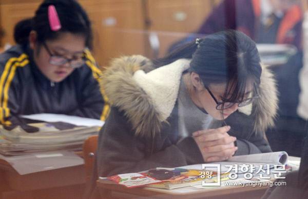 2015학년도 대학수학능력시험이 치러진 2014년 11월 13일 서울 풍문여고에서 수험생들이 시험 시작 전까지 수험서를 보며 시험을 기다리고 있다. 김영민 기자
