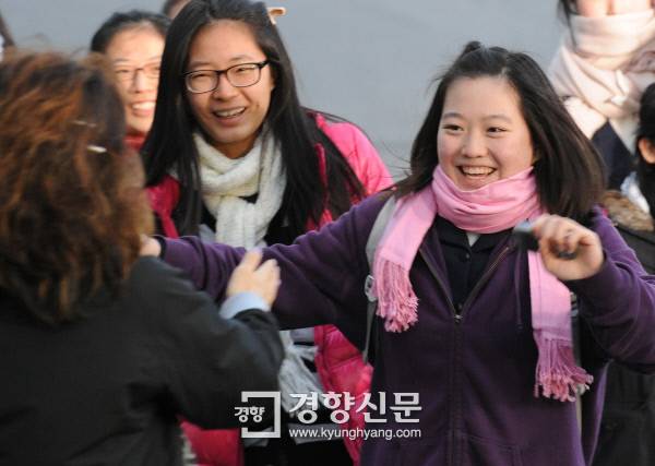 2010학년도 대학수학능력시험이 치러진 2009년 11월 12일 서울 배화여고에서 시험을 마치고 나오는 수험생들이 환하게 웃으며 교문을 나서고 있다. 경향신문 자료사진