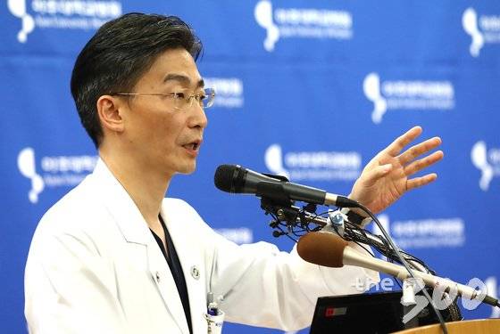 이국종 아주대학교병원 경기남부권역외상센터 센터장이 22일 오전 경기도 수원시 아주대학교병원 내 아주홀에서 판문점 공동경비구역(JSA) 지역으로 귀순하다 북한군의 총격으로 부상을 입고 헬기로 긴급 후송된 북한 병사의 회복 상태를 설명하고 있다. /사진=뉴스1