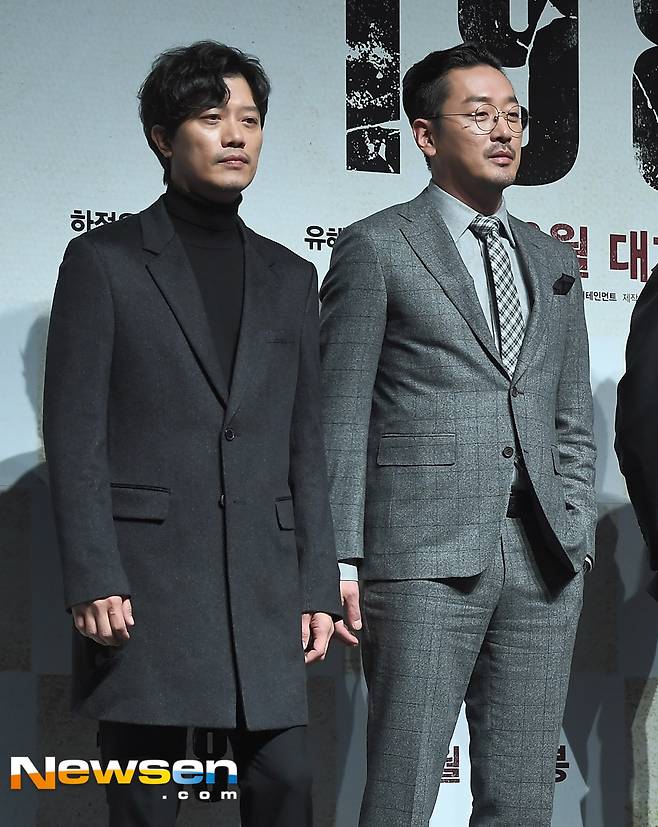 단체 포토타임갖는 박희순 하정우