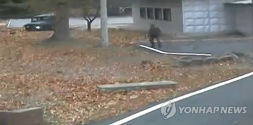 군사분계선 넘어 머뭇거리는 추격 북한군 (서울=연합뉴스) 판문점 공동경비구역(JSA)에서 북한 병사가 귀순한 지난 13일 추격하던 한 북한군이 잠시 군사분계선을 넘어 머뭇거리고 있다.       유엔군 사령부는 22일 최근 판문점공동경비구역(JSA)을 통해 귀순한 북한 병사의 당시 총격 상황을 담은 CCTV를 공개했다.  [유엔군사령부 제공=연합뉴스]      photo@yna.co.kr