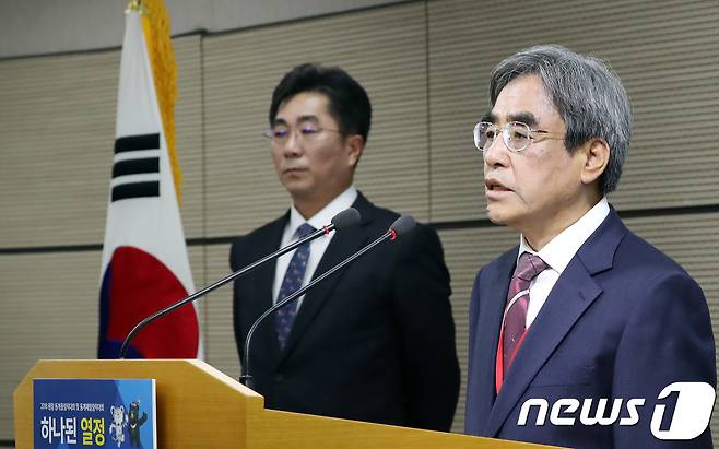 이준식 수능출제위원장이 23일 정부세종청사 교육부 브리핑실에서 2018학년도 대학수학능력시험 출제 경향 및 원칙 브리핑을 하고 있다.  왼쪽은 성기선 한국교육과정평가원장.이다 2017.11.23/뉴스1 © News1 장수영 기자