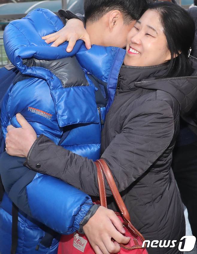 2018학년도 대학수학능력시험이 치러진 23일 오후 대전 구봉고등학교에서 시험을 마친 수험생이 마중 나온 학부모와 포옹을 하고 있다. 2017.11.23/뉴스1 © News1 주기철 기자