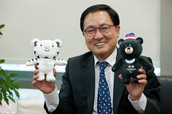 유영민 장관이 평창 동계올림픽 마스코트인 수호랑 과 반다비 를 들고 올림픽에서 정보통신기술의 중요성에 대해 설명했다. [사진 과학기술정보통신부]