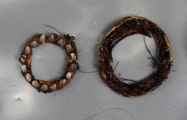 왼쪽이 구리선이 아닌 양은 선을 이용해 만든 모터 코일. 절단면이 붉은 빛이 돌지 않고 흰빛을 보인다. 신인섭 기자