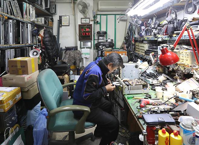 광진전자 김광웅(64) 씨가 아남전자가 만든 마란츠 CD플레이어를 수리하고 있다. 새 부품을 구하지 못할 경우 뒤에 정리된 중고제품에서 부품을 꺼내 고치기도 한다. 신인섭 기자
