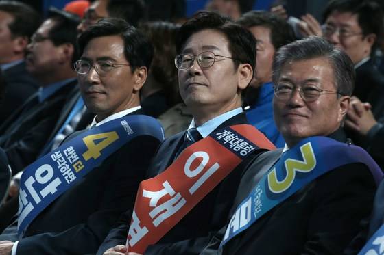 지난 3월 더불어민주당 대통령후보자 호남권선출대회에 참석한 (왼쪽부터) 안희정 충남지사, 이재명 성남시장, 문재인 대통령. 오종택 기자