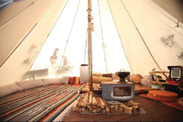 [월간산]겨울철 난방을 위해 텐트 속에 설치한 화목난로./사진 제공 인디에이