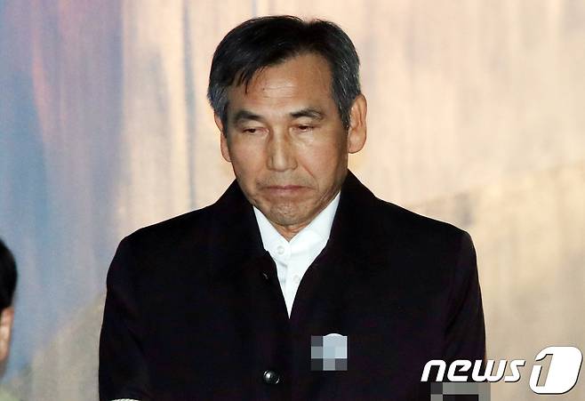 임관빈 전 국방부 정책실장이 24일 오후 서울 서초구 서울중앙지방법원에서 열린 '정치관여' 등 구속적부심사에 출석하고 있다. 2017.11.24/뉴스1 © News1 황기선 기자