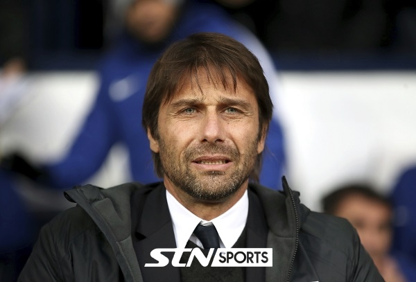 면도 전 안토니오 콘테 감독의 모습